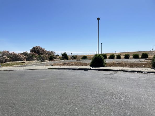 Freestanding Freeway Visible Restaurant + Equipment : 25014 W Dorris Ave, Coalinga, CA 93210